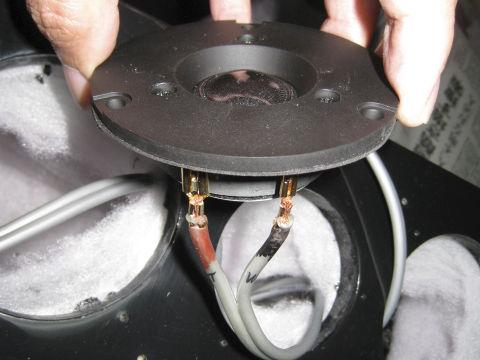 スピーカーユニットを接続取り付けをして完了です。