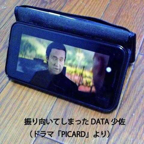 手帳型ですので↓↓↓のようにヨコに立てれますので動画とか観るのに便利!