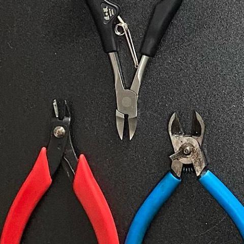 手持ちの小型ニッパーにもバネで開くようにはなっているが、ソレゾレ方法は違う。