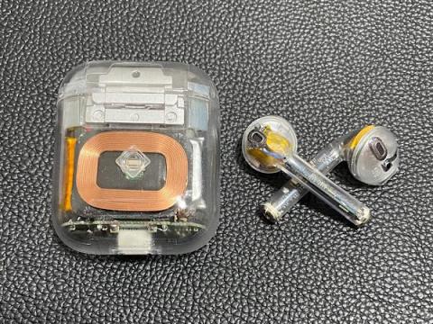 充電コイルが見える。