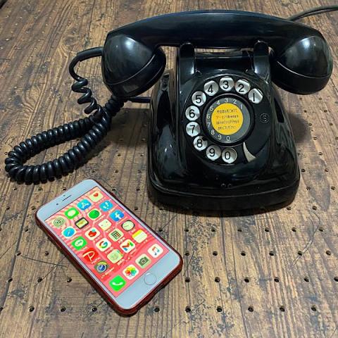 丁度50年後に発売されたiPhone6と…ゆとり世代の方は掛け方も知らないかも?