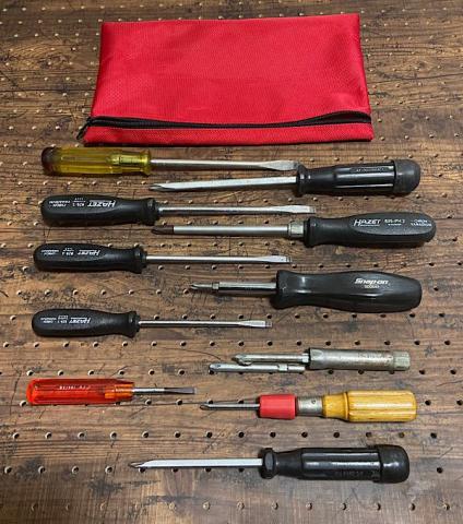 プラスは右、マイナスは左手に!