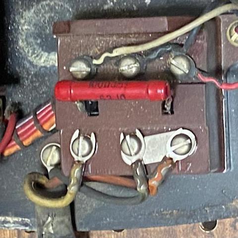 電話機側の根元のを確認するとやはり「赤」がL2でした、あと「黒」のコードがサブで取ってるのはアースも兼ねているのでしょう⁉︎ 心配な方は上記の様に電話機を開けて確認。