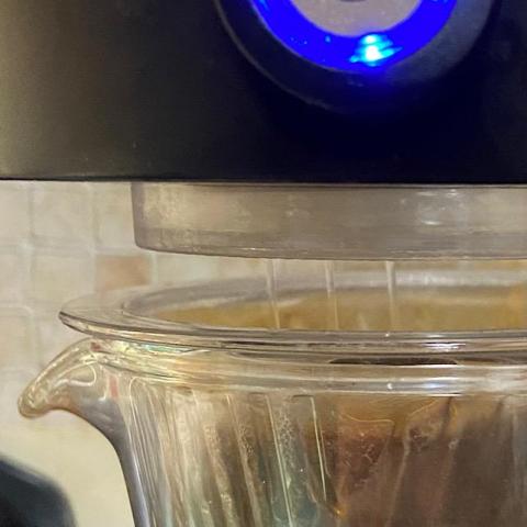 給湯タンクが回っていて、底の3つの穴からお湯が流れ落ちる。