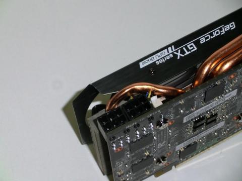 2本の6ピン補助電源コネクタ