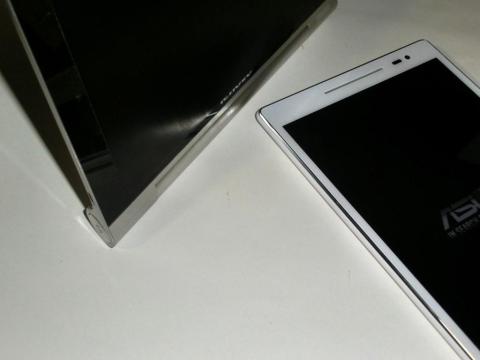 Yoga Tablet 8の自立スタンド