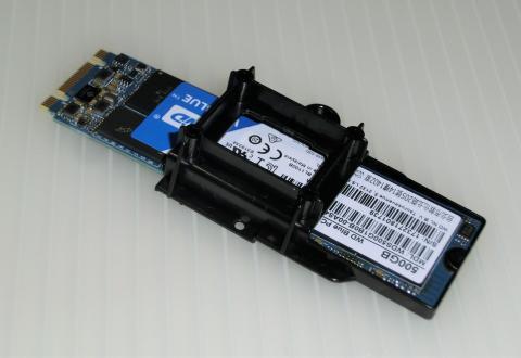 Lifebookの内蔵M.2 SSDホルダにマウントした状態