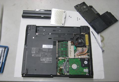 底面カバーを開けた