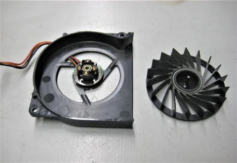 故障ファンを分解した