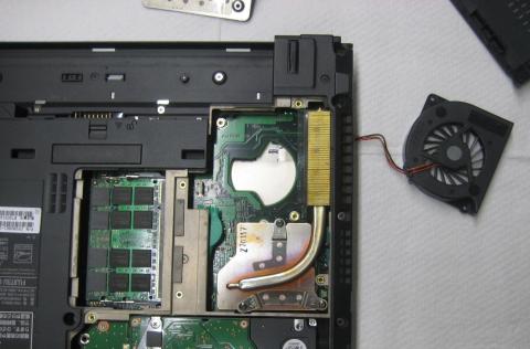 故障したファンを取り外した