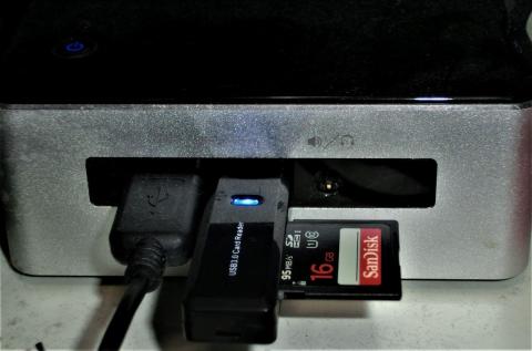 NUCに接続しいた様子