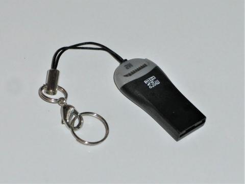 持ち運ぶためにストラップを取り付けた様子