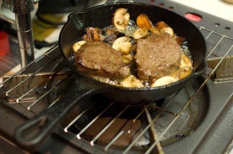 【牛肉のアヒージョ】