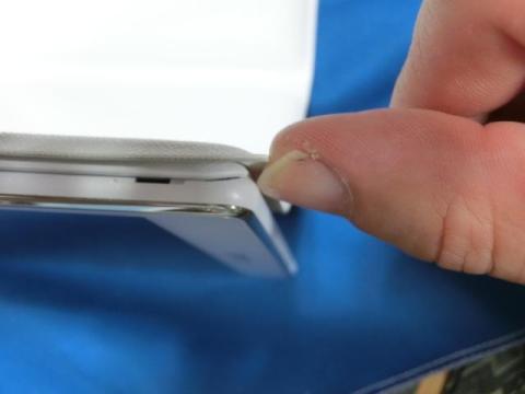 こんな感じで爪が届かず道具なしでは交換できない