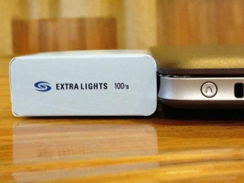 タバコの箱より薄いU310