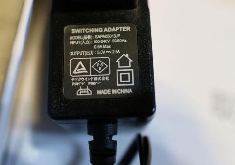 ▲ACアダプター。microUSB接続で5V 2.5A