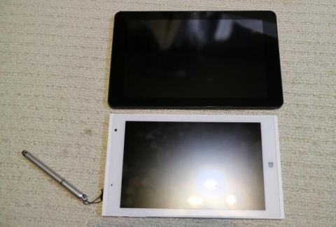 CLIDE9(上)とSi02BF(下)。一回りCLIDE9の方が大きい