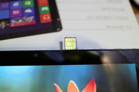 ▲裏表に注意してスロットに押し込む