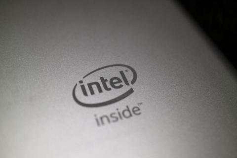 ▲Si02BFの背面。アルミ仕上げで雰囲気は悪くない