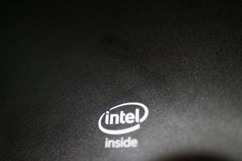 ▲CLIDE9の背面。プラスチック感が強く質感もあまり良くはない