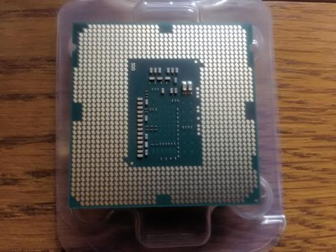 ▲CPUの裏面。従来よりもチップ抵抗が小さくなった?