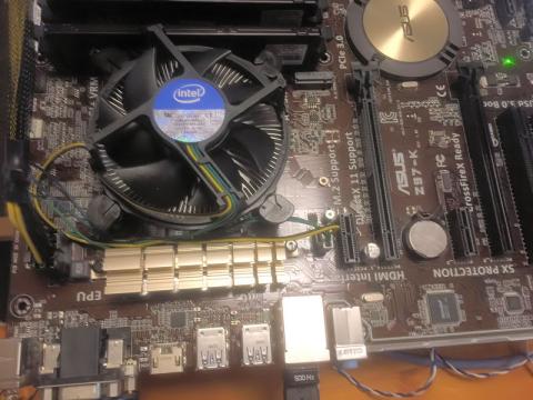 ▲仮組みなのでCore i5-3570Kのクーラーで組み立て