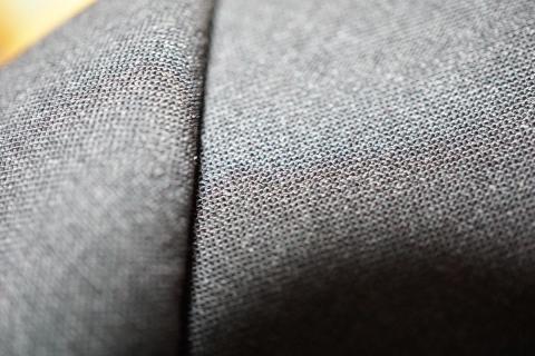 ▲HYBRIDBIZスーツの生地を拡大撮影