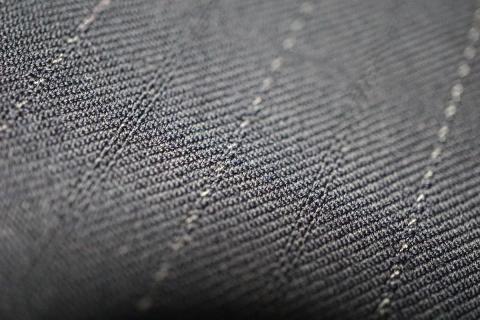 ▲比較対象スーツの生地を拡大撮影