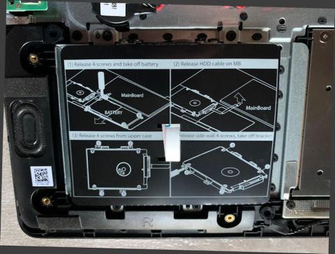 ▲HDD非搭載仕様でもマウンターとフラットケーブルは用意されている