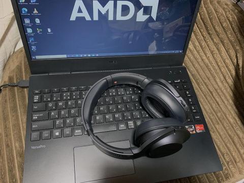 ▲オンラインミーティングに便利なワイヤレスヘッドフォン