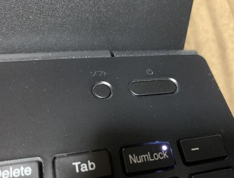 ▲電源ボタン左に円形のソフトボタン