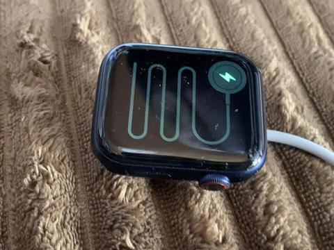 ▲充電器が先に届いたため、充電して待ちます