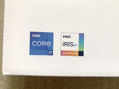 ▲外箱にプリントされたCore i7とIris Xeのロゴ