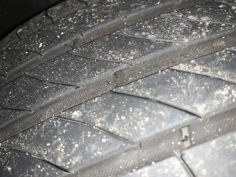 ▲フロント側。スリップサインまで1mm少々