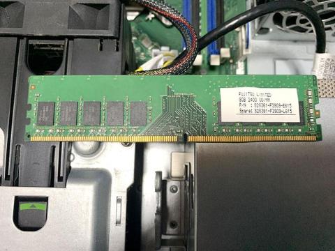 ▲標準装着のメモリー。SK Hynix製でECC付き