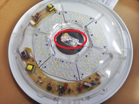 中央のつまみ部分で固定されてます