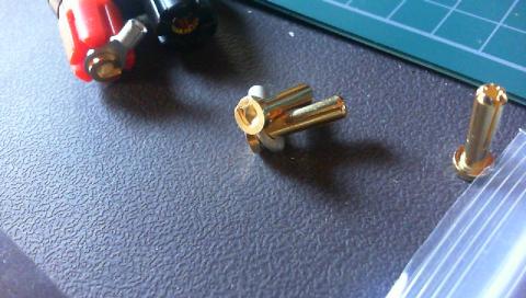 ケーブルは半田付けに