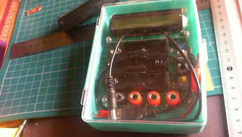 100均で少し大きめのプラスチックケースに