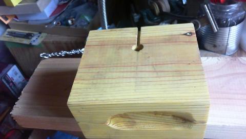 底、充電ケーブルを入れスタンドにもなります。