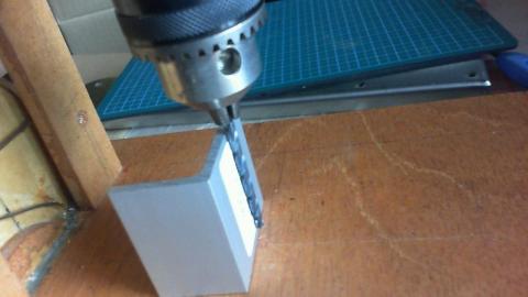 4~5cmの垂直出しが出来る物を用意