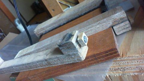 4mmネジと鬼目ナットでスタンドに固定する