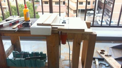 こんな風にテーブルの横に設置