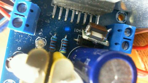 右スピーカー出力