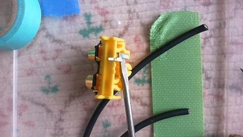 マイナスドライバーを差し入れゆっくりと持ち上げる