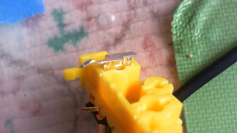 端子金属を極力曲げないように