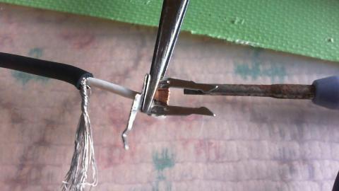 銅線を内側から外側に折り曲げてピンセットで固定