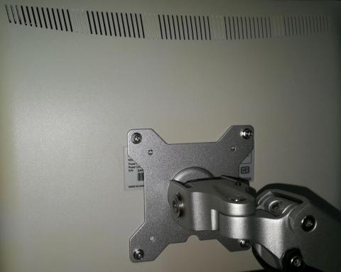 VESA100のネジ穴を使って固定