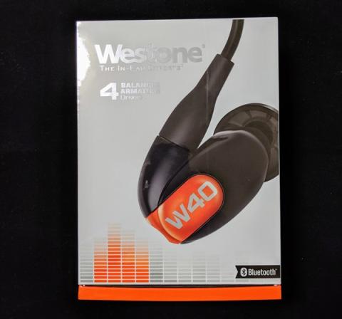 旧W40は黒い箱だったが、2019版は白を基調としている。