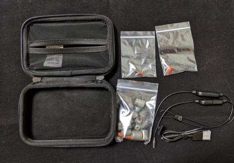 付属ケースの中身。上からフェイスプレートが左右別々の袋。イヤーピース、Bluetoothケーブル。旧W40よりケースは大きいので、これらパーツの他、イヤホンを入れても窮屈にならない。