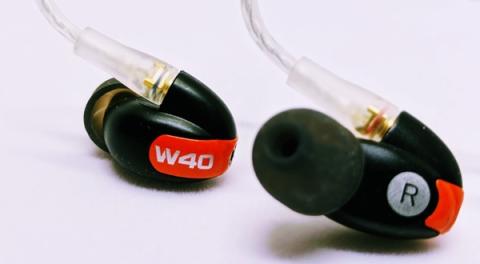 開封当初は黒のフェイスプレートが取り付けられているが、付属のプレートと交換することでパッケージの写真と同じ橙色となる。